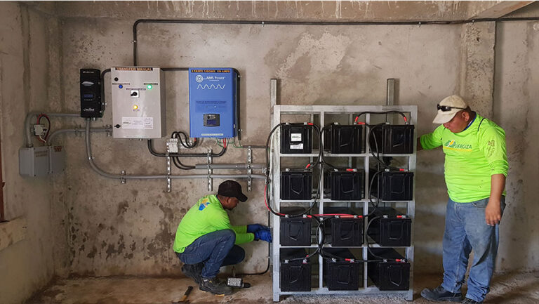 Banco de baterías de respaldo conectado al sistema fotovoltaico.